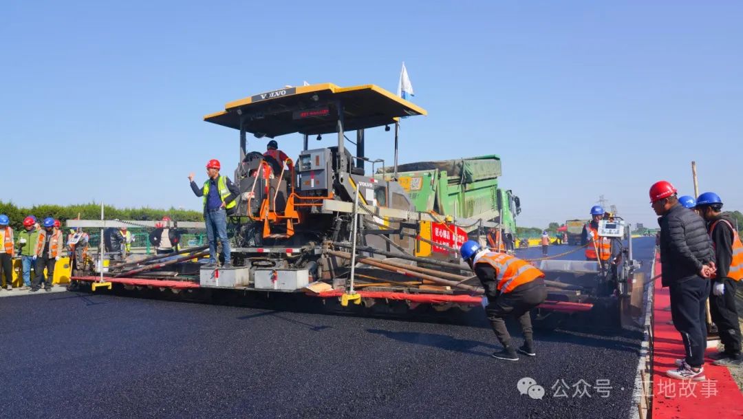 無(wú)錫交建錫宜高速XYK-22標(biāo)瀝青中面層首件施工圓滿完成