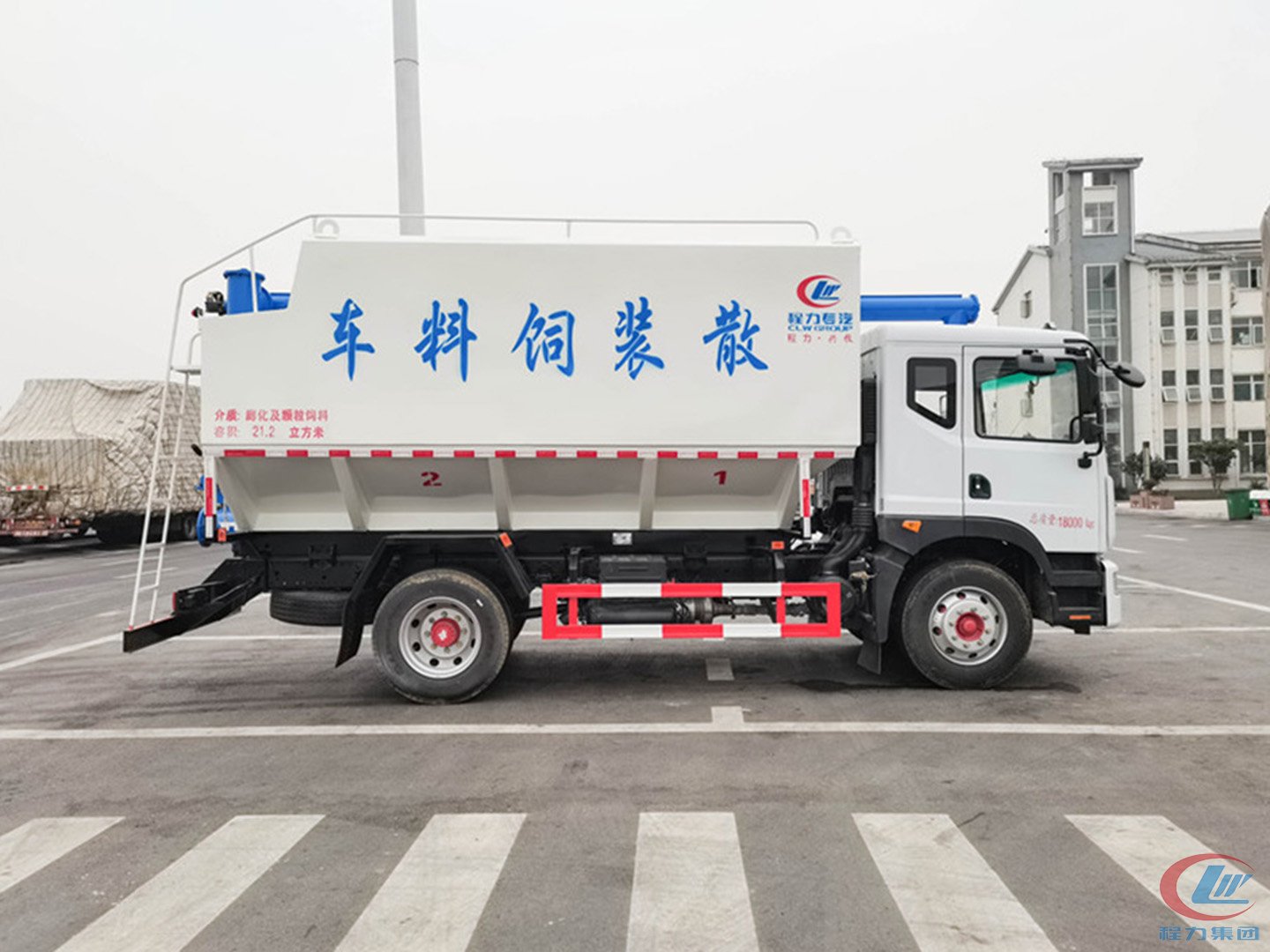 東風(fēng)多利卡D9國(guó)六散裝飼料運(yùn)輸車(chē)