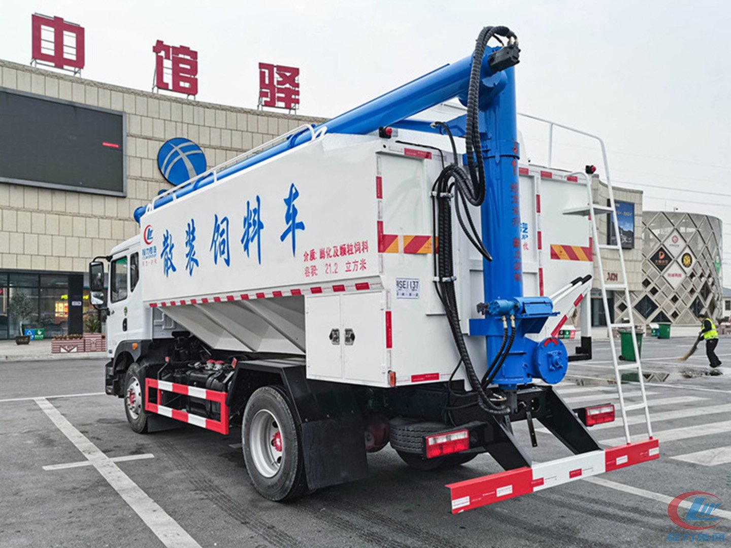 東風(fēng)多利卡D9國(guó)六散裝飼料運(yùn)輸車(chē)