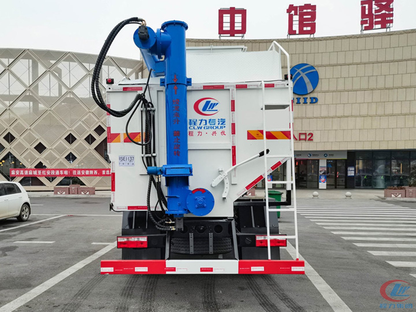 東風(fēng)多利卡D9國(guó)六散裝飼料運(yùn)輸車(chē)