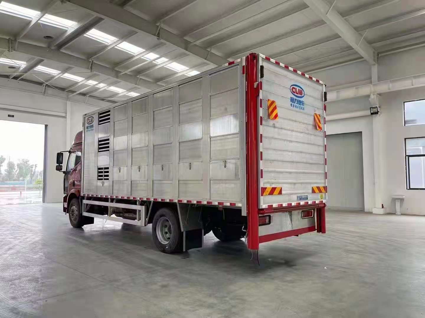 國六解放J6畜禽運(yùn)輸車