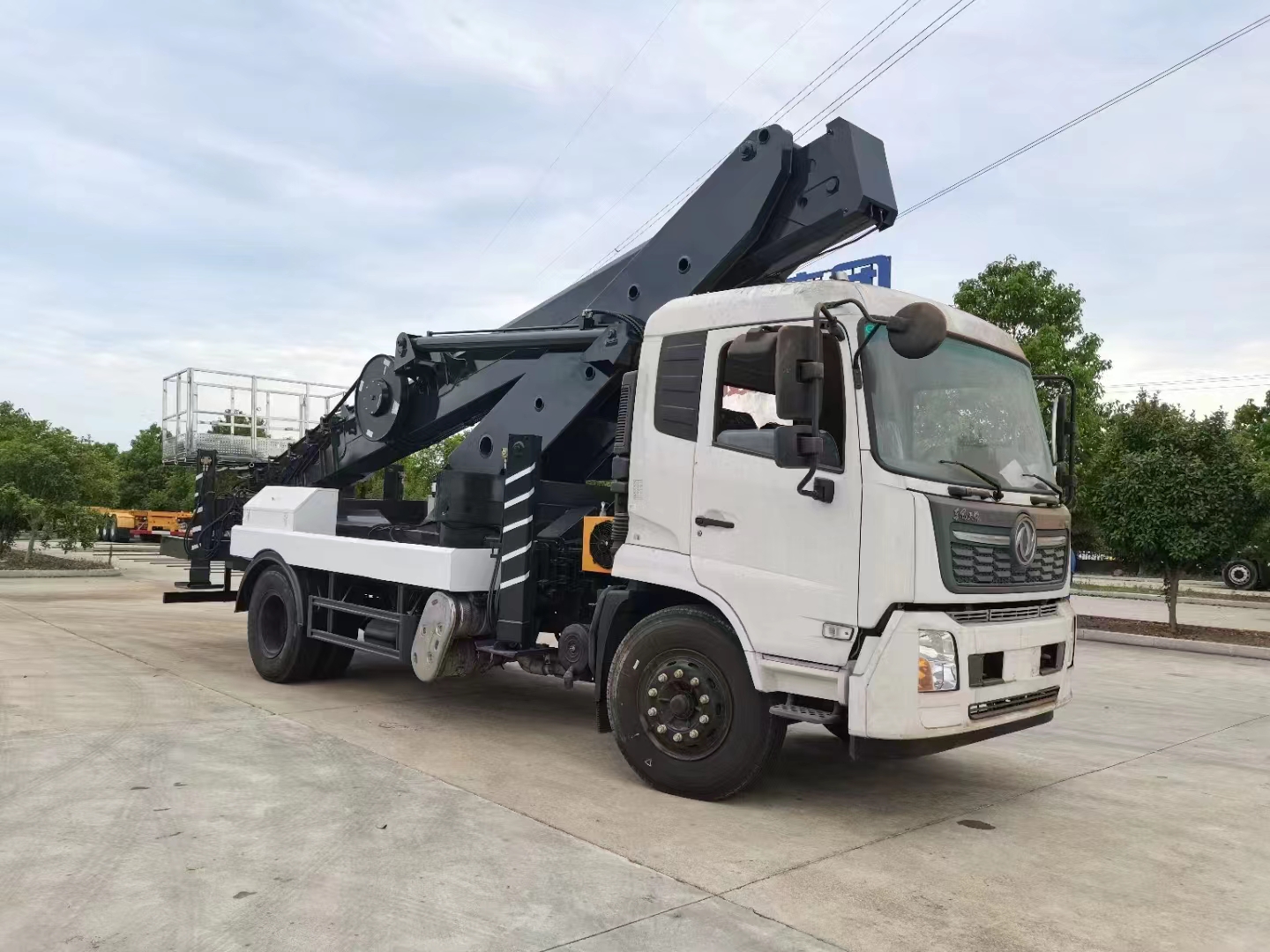 國六東風天錦45米高空作業(yè)車側面圖