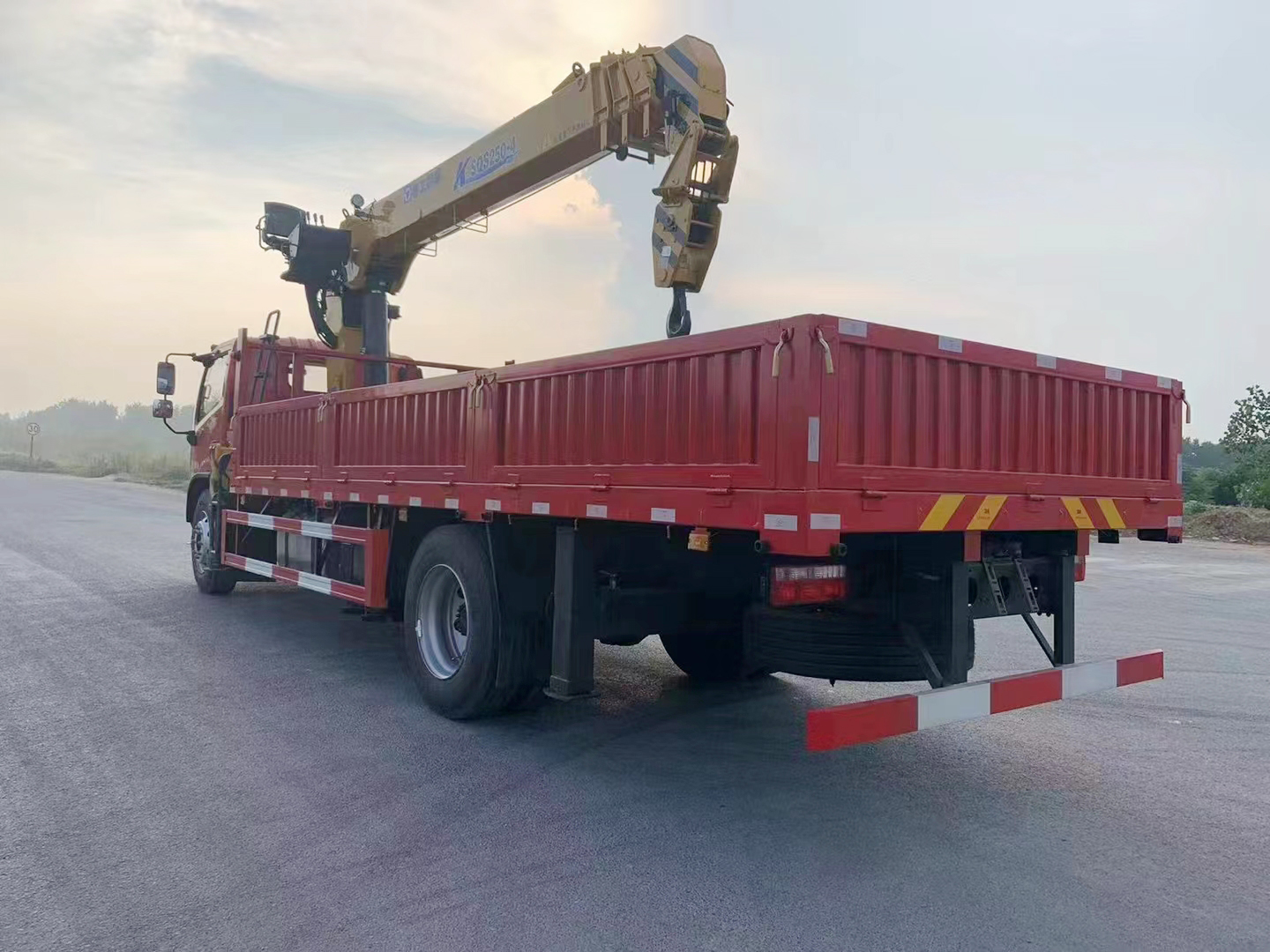東風(fēng)D8多利卡隨車(chē)吊