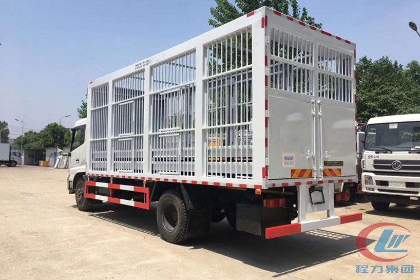 東風(fēng)天錦6米8運(yùn)豬車(chē)、畜禽運(yùn)輸車(chē)側(cè)面圖