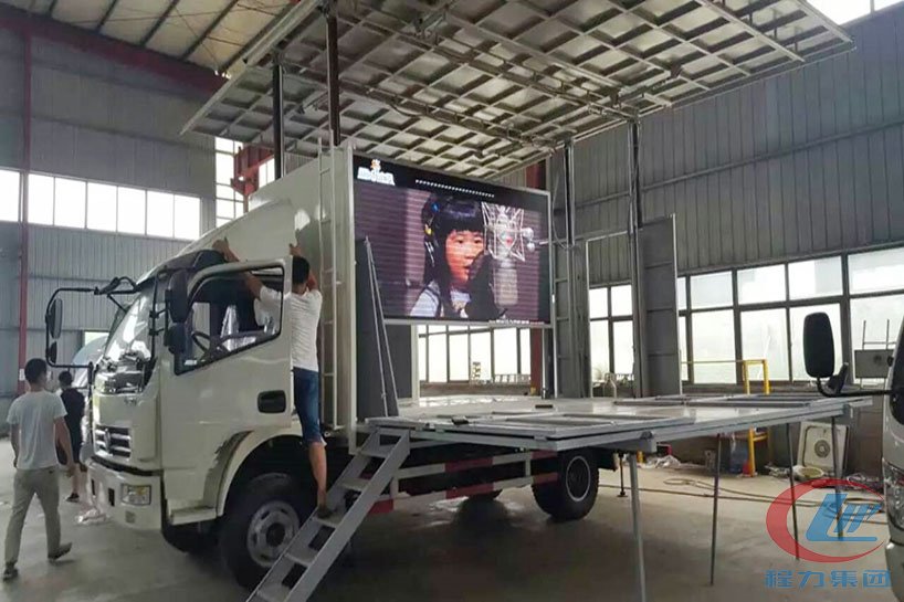 東風(fēng)5.2米廂長(zhǎng)舞臺(tái)車(chē)側(cè)面圖