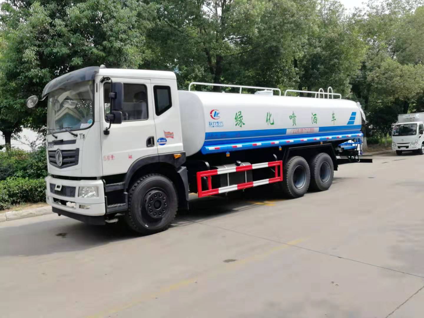 東風T5后雙橋20方灑水車側(cè)面圖