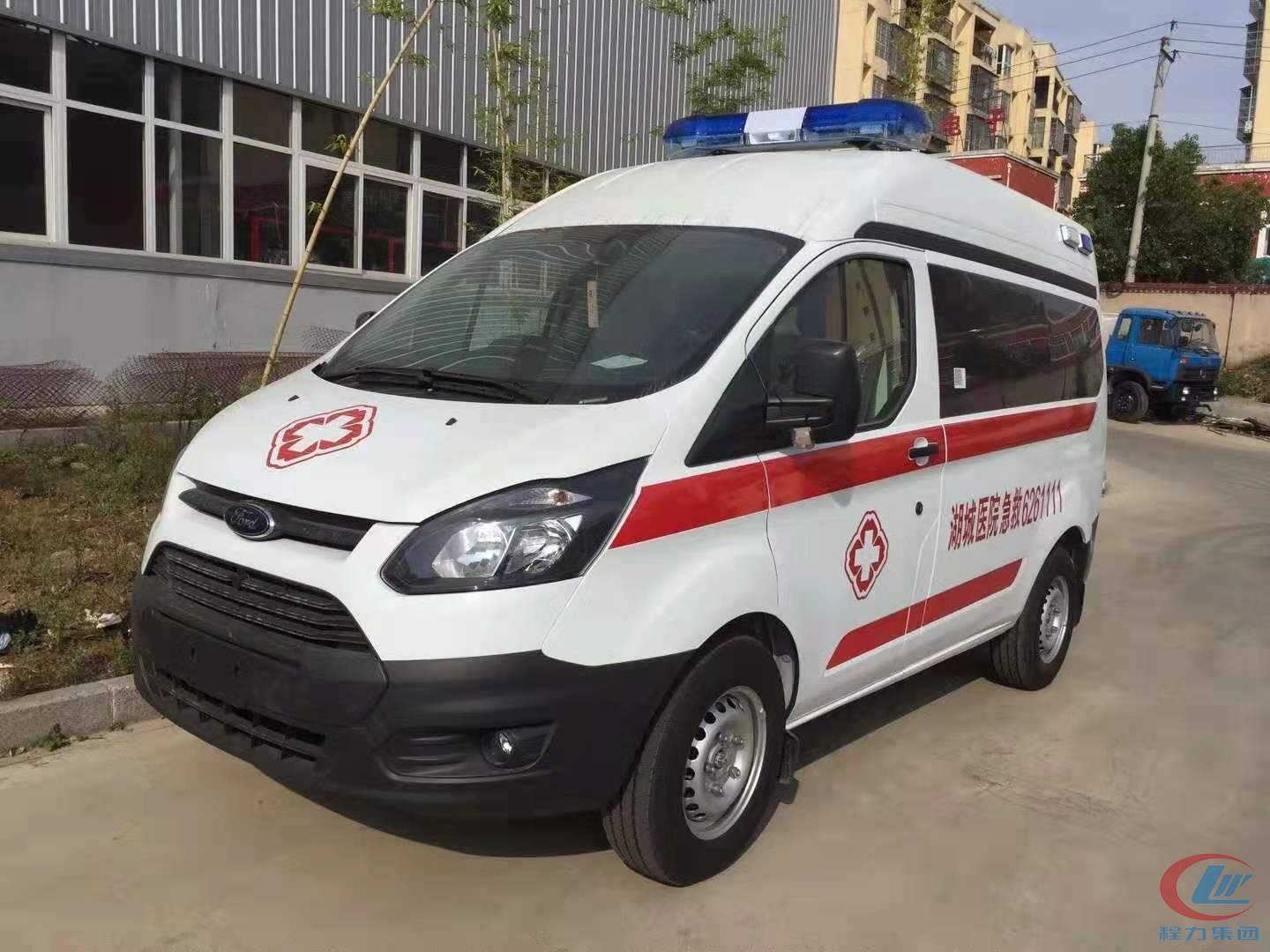 福特v362短軸中頂轉(zhuǎn)運(yùn)型救護(hù)車(chē)