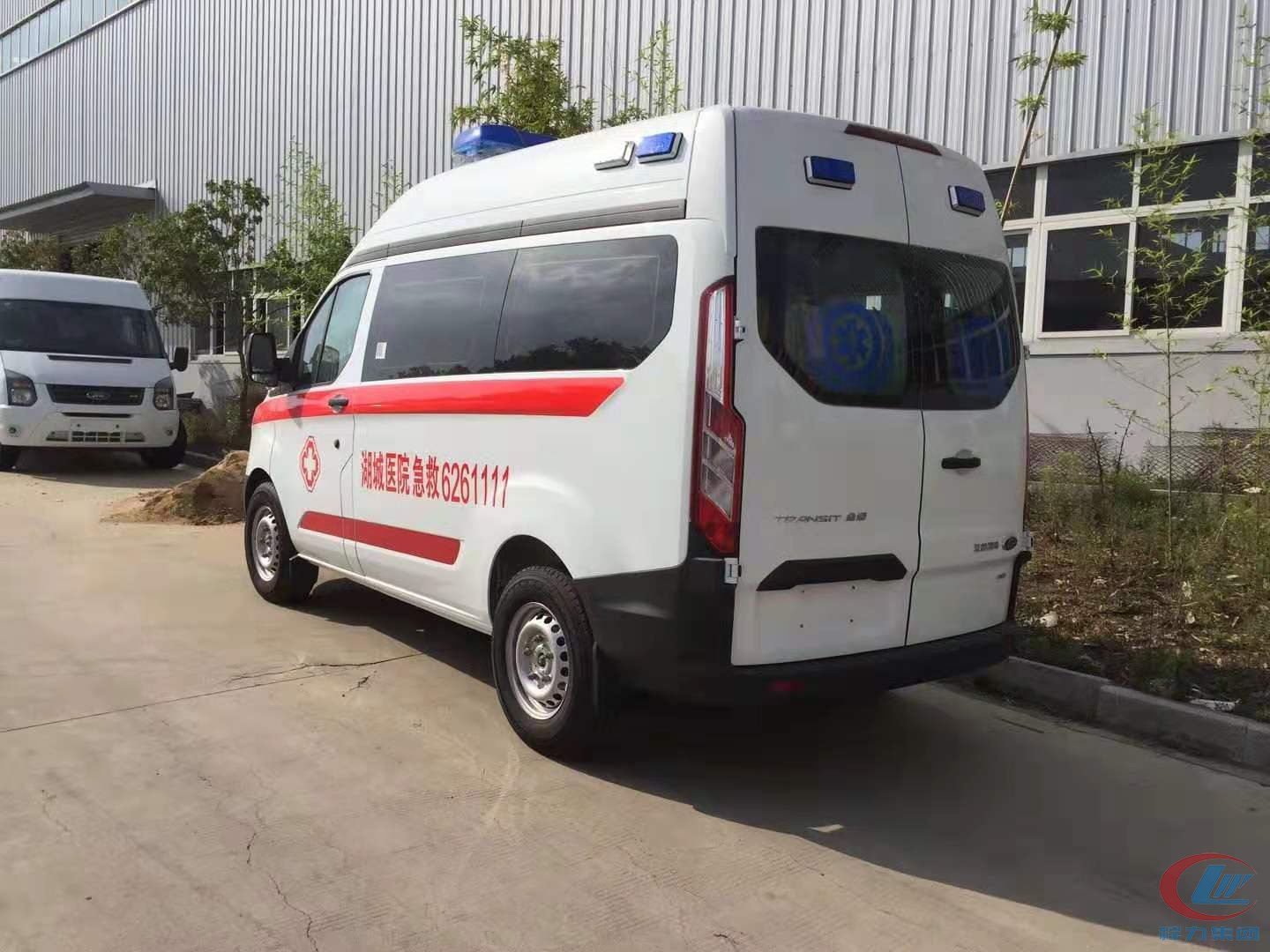 福特v362短軸中頂轉(zhuǎn)運(yùn)型救護(hù)車(chē)