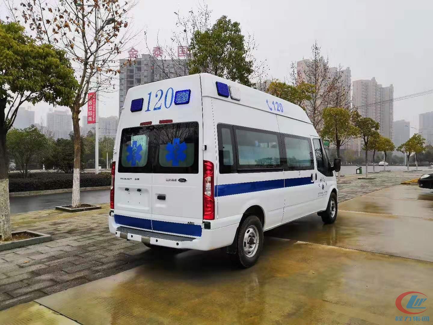 湖北程力福特V348高頂監(jiān)護型救護車側面圖