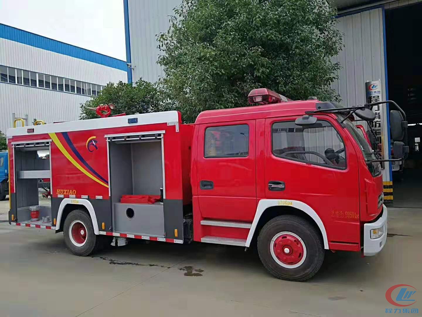 程力東風(fēng)多利卡水罐消防車(chē)背面圖