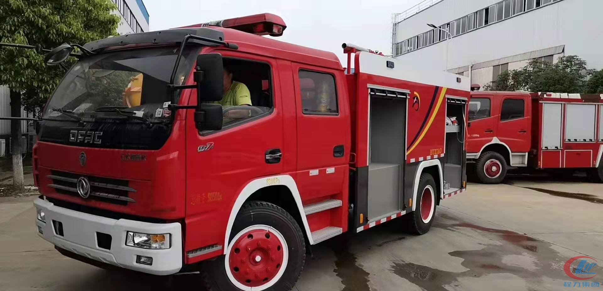 程力東風(fēng)多利卡水罐消防車(chē)側(cè)面圖