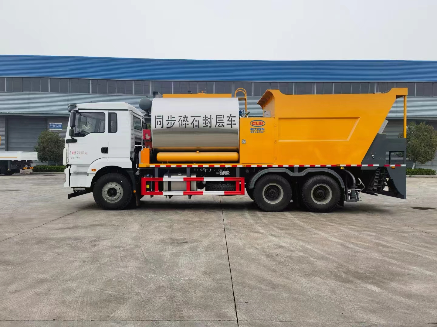 陜汽德龍后雙橋同步碎石封層車(chē)