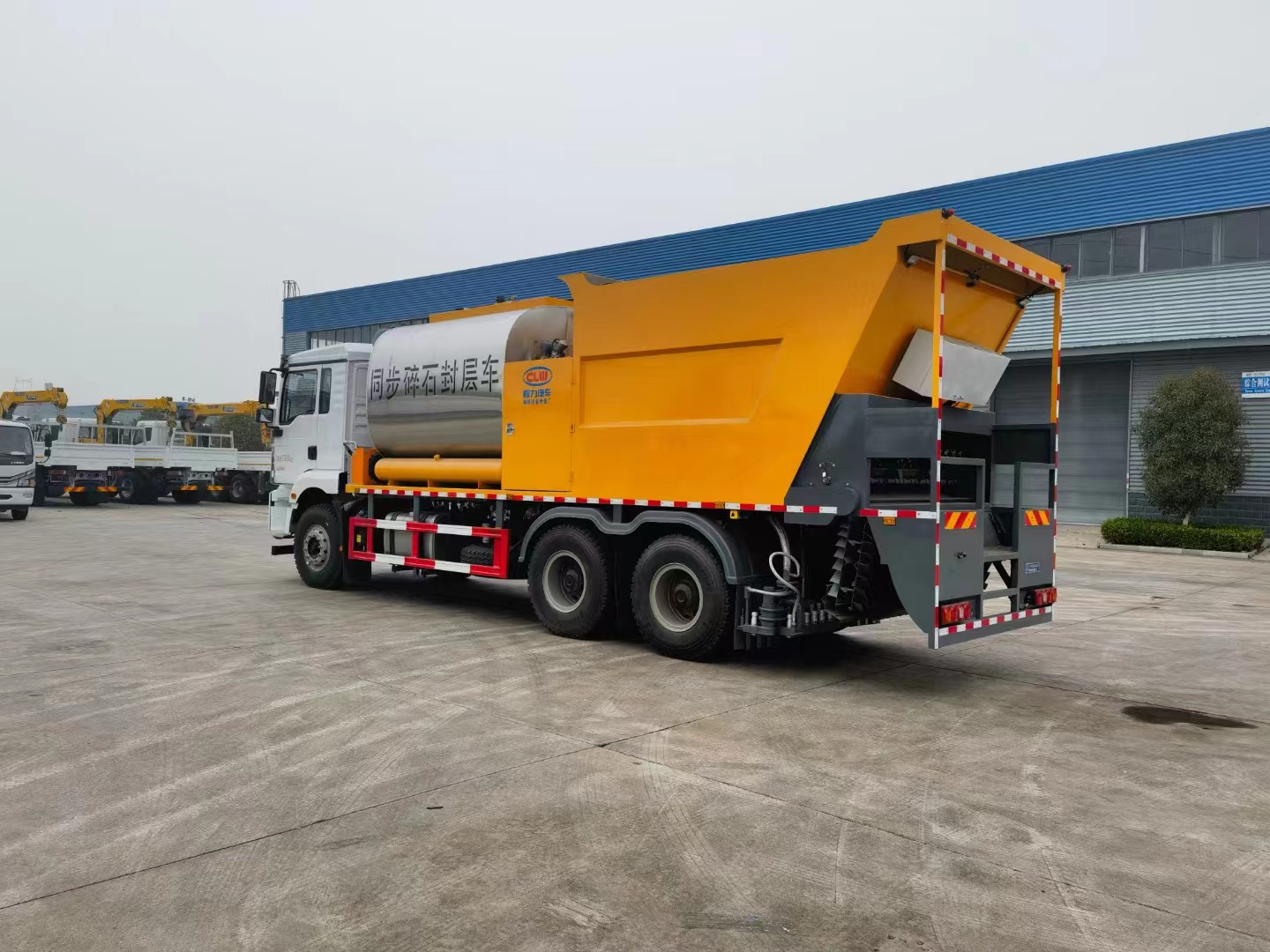 陜汽德龍后雙橋同步碎石封層車(chē)