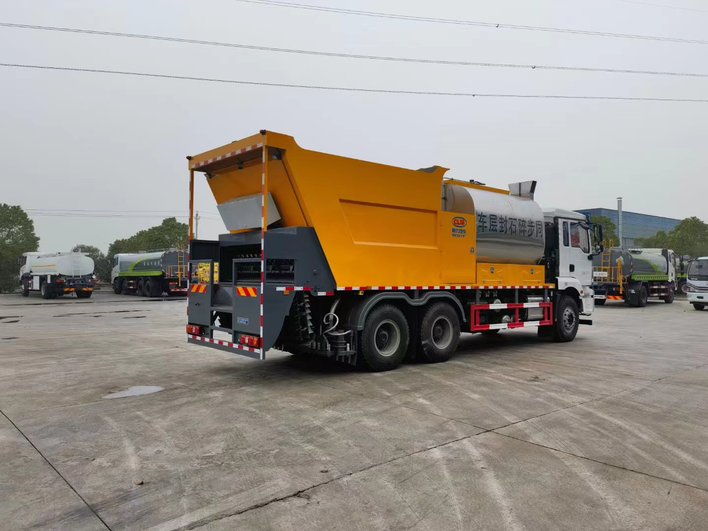 陜汽德龍后雙橋同步碎石封層車(chē)圖片