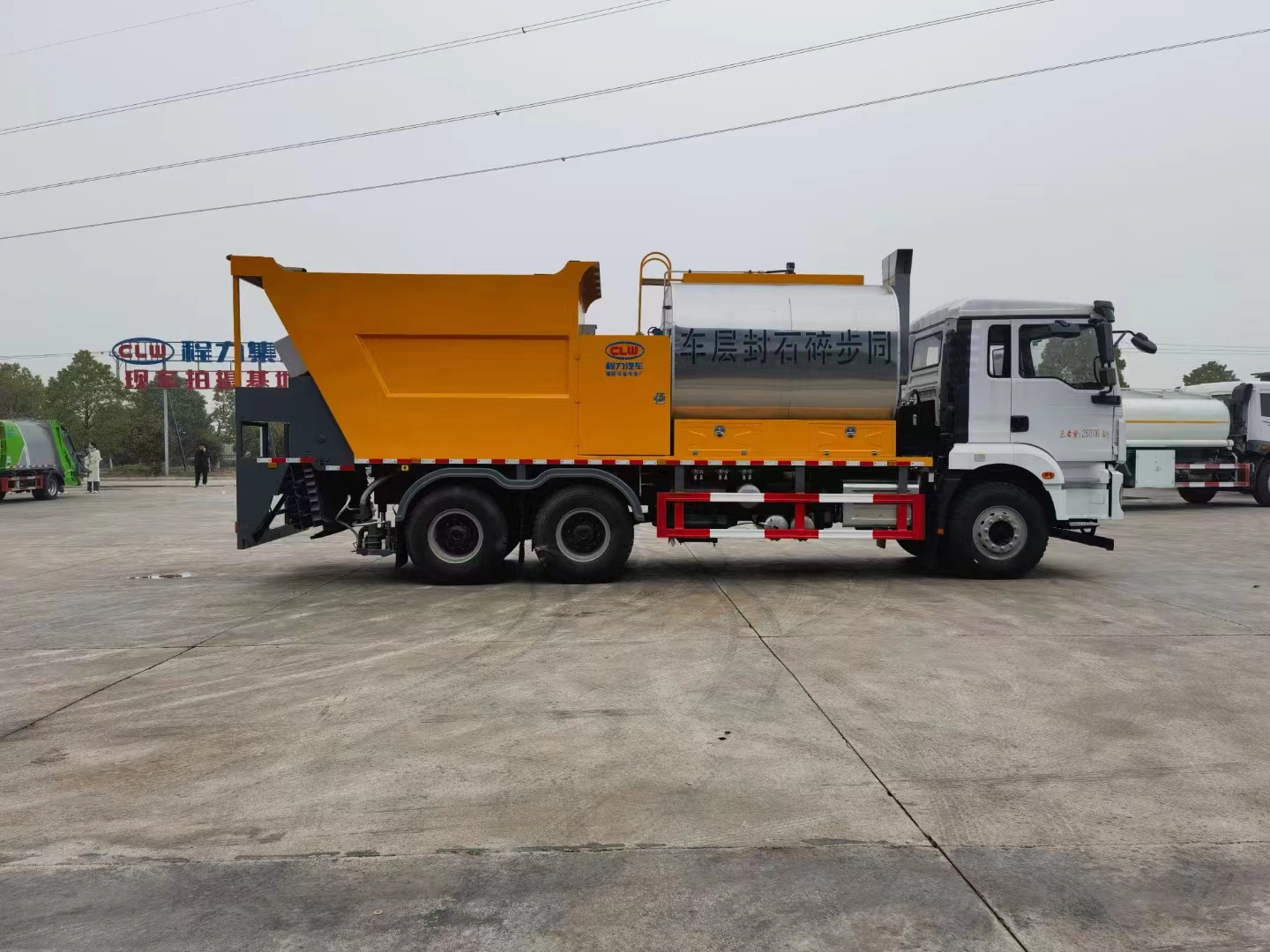 陜汽德龍后雙橋同步碎石封層車(chē)圖片