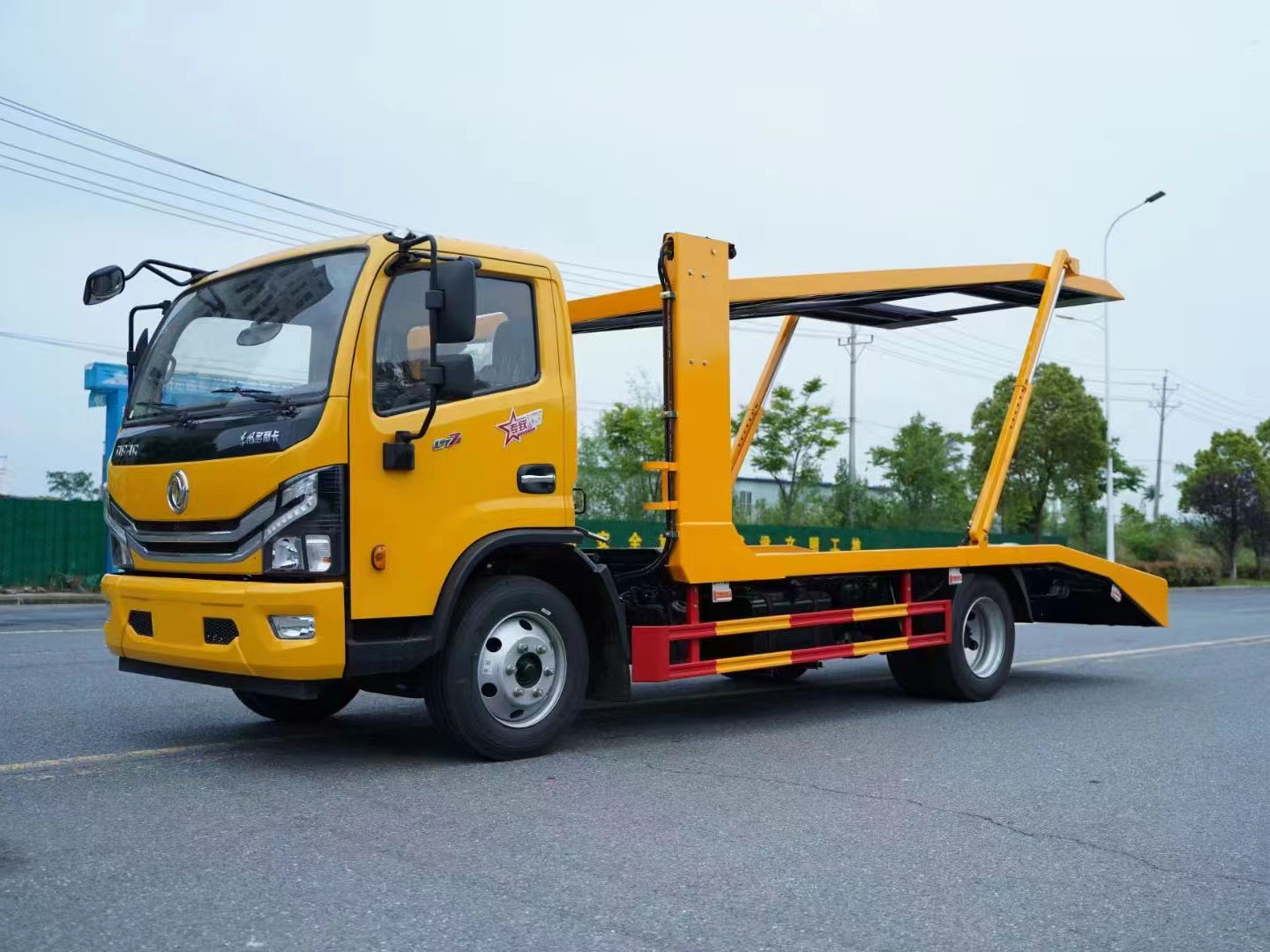 國(guó)六東風(fēng)多利卡二位板轎運(yùn)車(chē)