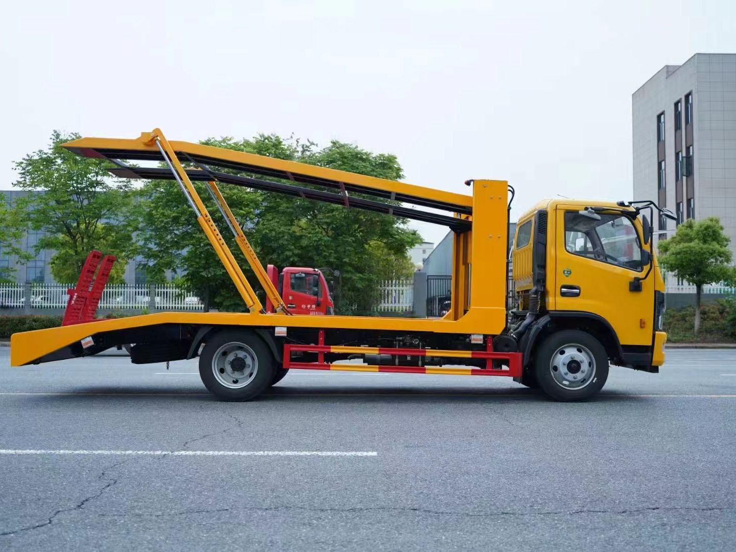 東風(fēng)多利卡兩位板轎運(yùn)車(chē)
